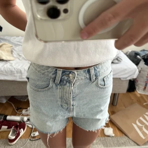 Jeans shorts  - Denim shorts från Zara!! Storlek 32