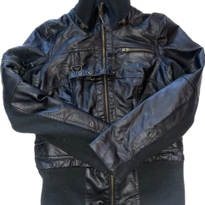 svart skinnjacka  - svart skinnjacka i M/L storlek <3 en herrjacka egentligen men kan också passa som en oversize bikerjacka 