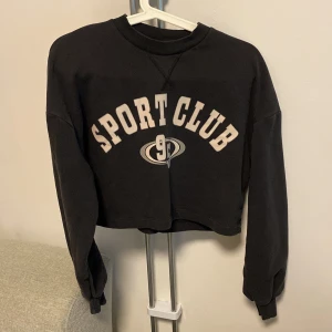 Tröja - Mörkgrå tröja från Gina Tricot i XXS säljs för 30kr, har använt den ganska mycket men har blivit för liten nu. 