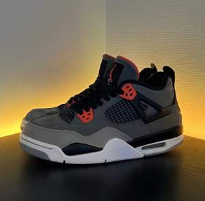 Air Jordan 4 Infrared GS☄️. Populär sneaker i en häftig färg💯. Storlek 40✅. Passar både killar och tjejer👫. Äkta👍. Skicka meddelande för frågor / fler bilder🤝. 