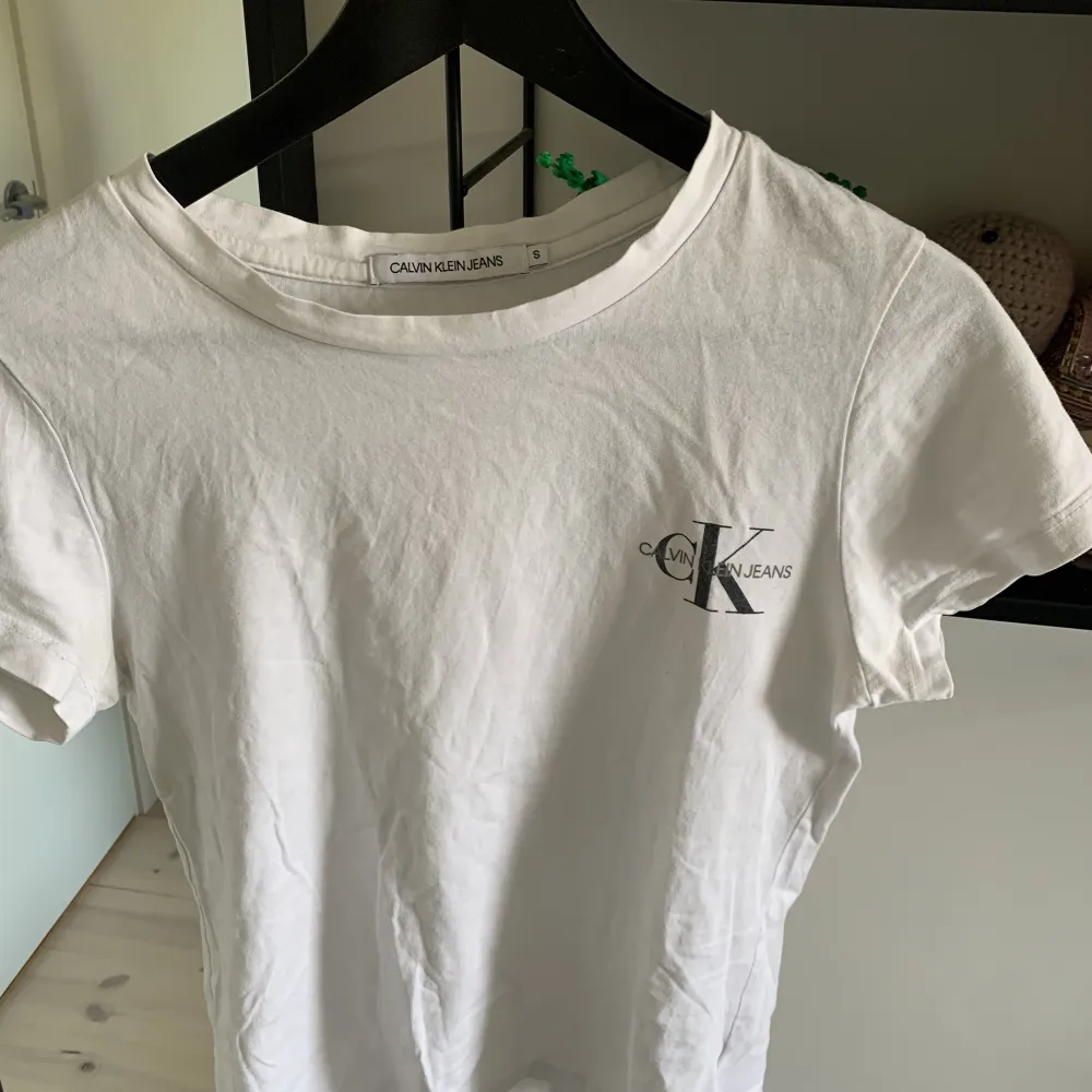 Calvin Klein tshirt i gott skick som ej kommer till användning 💕 . T-shirts.