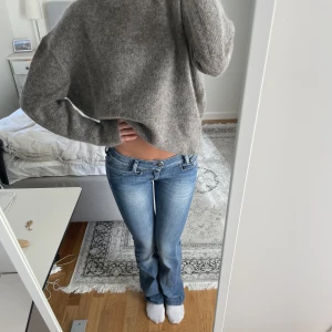 Stickad tröja från &otherstories - Såå mysig grå-beige stickad tröja från &otherstories. Tröjan är i mohair och ull. Är i nyskick, nypris 1399kr💘