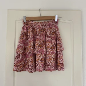 GinaTricot Volangkjol - Gullig volangkjol från GinaTricot! Köparen står för frakten!