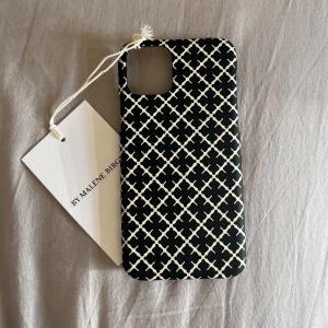 Malene Birger skal IPhone 11 PRO - Säljer detta helt nya skal från Malene Birger då jag köpte fel modell. Nypris 299kr. Kan mötas upp i Stockholm, annars står köparen för frakt!🫶