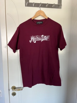 Vin röd tröja storlek M - Snygg vinröd t shirt från junior executive köpt från nitti gritty. Otroligt bra skick har enbart använt plagget enstaka gånger. 