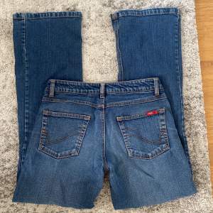 Fina lågmidjade bootcut jeans från secondhand. märker är only! Inga defekter utan är som nya! Storlek 36