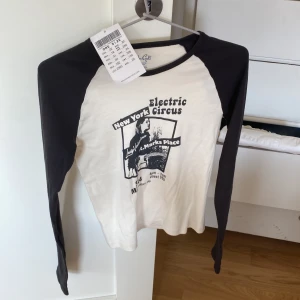 tre tröjor från brandymelville - säljer dessa tre tröjor från brandymelville i absolut nyskick. alla har fortfarande prislapp på och jag har inte ens testat de på. alla kostar mellan 200-250kr men det går att köpa alla 3 för 400kr eller en för 150. allting är onesize 