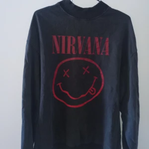 Nirvana sweatshirt - Säljer nu min Nirvanatröja då den inte kommer till användning 🫀Den är i storek S, men är oversize så passar även fler 🫀 I använt skick, men inte nopprig eller trasig nån stans 🫀 Pris kan diskuteras ✨