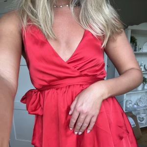 Röd satinklänning - Röd satinklänning från Linn ahlborgs kollektion med nakd