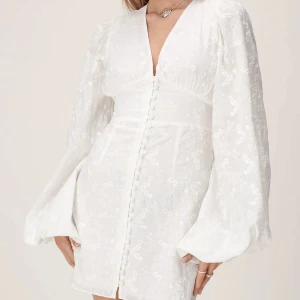 Adoore klänning  - Säljer nu min helt oanvända adoore klänning i storlek 34. 