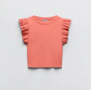 Oanvänd t-shirt med volang från Zara
