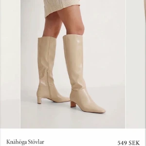 stövlar från nakd - Ljusa stövlar från nakd, liten klack. Är väl använda, något smutsiga men inget farligt. Kan skicka fler bilder 