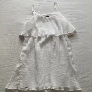 Söt vit klänning! Storlek s🙌🏼🙌🏼 Skriv för fler bilder