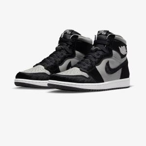 Jordan 1 sällsynt  - Säljer helt oanvända Jordan 1s shadows dem är sällsynta på herr modellen då det inte finns på nätet längre bara tjej modellen! Storlek 41 säljs för 1,5 kommer med box o kvitto!