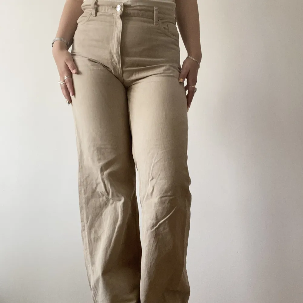 Raka jeans med hög midja och beige färg från monki. Jeans & Byxor.