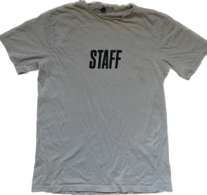 Beige ”STAFF” t-shirt  - Från justinbiebers kollektion