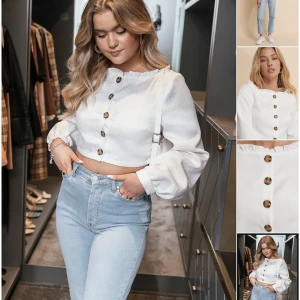 Sommartopp med knappar - Vit topp med lite struktur och knappar vertikalt över bysten. Toppen har används, men har inga tecken på det! Från en kollektion med Misslisibell tillsammans med NA-KD❤️Storleken på plagget är S, men skulle kunna passa fler då plagget är lite tightare! 