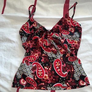 röd topp - jättefint linne med justerbar rosett vid bysten ❤️ storlek xs och har inga defekter ⭐️