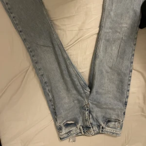 Jeans från Zara - Blåa Jeans från Zara i storlek 38. Andvända Max 2 ggr
