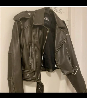 ZARA skinnjacka - Zara skinnjacka köpt för 699 storlek: XS oversize  Kvitto finns!  Säljs för 600 kr vid snabbaffär 550 kr