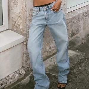 Säljer dessa jättefina jeans från Zara i en oversized passform. Aldrig använda och säljer då de tyvärr inte passade mig💕Pris kan diskuteras