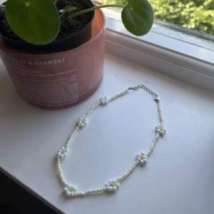 Pärlhalsband med blommor - Superfint pärlhalsband med blommor🌸 Halsbandet är justerbart. Har endast använts en gång🌞 Nypris: 349:-💕☺️   Köparen står för frakten🌷