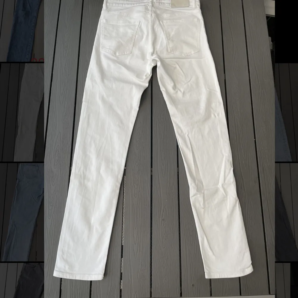 Säljer nu dessa snygga vita jeans då dem inte passar min stil :) byxorna är endast använda 1 gång!! storleken står i bilden  Nypris 1400  Vid frågor tveka inte på att skriva!. Jeans & Byxor.
