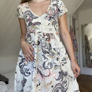 Odd Molly klänning - 🧄sommarklänning från Odd Molly. Passar en storlek XS-M beroende på önskad passform. Frakt tillkommer!
