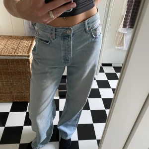 Mid waist jeans - Jättesnygga och nästintill oanvända, alldeles för stora tyvärr… väldigt långa i benen, jag är 178cm