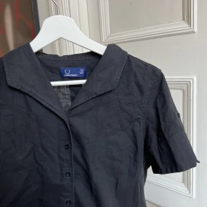Linneskjorta Fred Perry - Så fin linneskjorta från fred Perry. Använd men i utmärkt skick. Storlek 40 men passar 36 och 38 också för en lite lösare look.