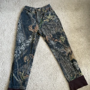 Cabelai camo baggy jeans  - 100% bomull. Camo baggy jeans. Storlek size 10. Vilket är byst: 28 midja: 23, höft: 31. Orginal pris 1200 kr 