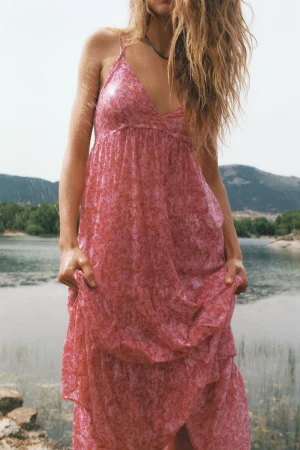 zara klänning - Säljer denna slutsålda klänning från zara då den inte satt bra på mig. Startbudet är samma som den kostar på hemsidan💞