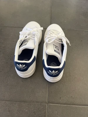 Marinblåa stan smith skor  - Dessa har enbart använts 2-3 gånger då dem dessvärre är liiiite för små! Skorna är i strl ca 38,5💘