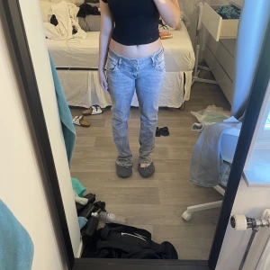 LTB Jeans - Säljer mina skitsnygga grå LTB jeans då dem tyvärr är för stora🩷 Passar bra i längd på mig som är 163 men passar nog nån som är 165 också då dem är lite långa!💘 