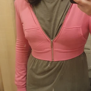 Croptop hoodie  - Snygg rosa kort hoddie med luva! Köpte från H&M dividera drygt 1 år sen!🌸🌺😊💗💞