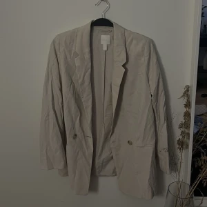 Kavaj - En beige kavaj från hm använd en gång den är i storlek S men sitter lite oversized 