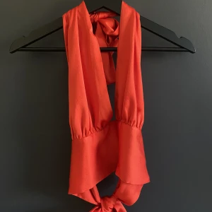 Röd knyttopp - Fin röd knyttopp från Gina! Endast använd en gång🌸 Lapparna klippta, storlek XS. Pris kan diskuteras ✨