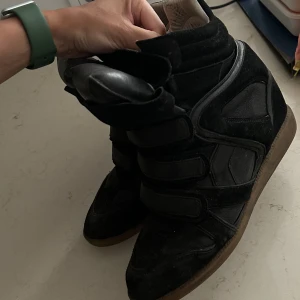 Isabel marant sneakers - Säljer dessa isabel marant sneakers, storlek 40 men passar 39-40, nypris ca 5000kr, säljer för 1800kr. Pris kan diskuteras 
