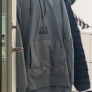 Nike air max hoodie storlek m  - Snörena är sönder kan byta mot nått också