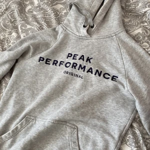 Peak performance hoddie - Vill blir av me denna 
