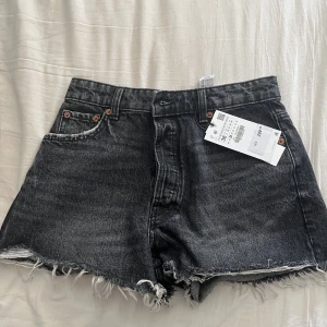 Zara shorts - Säljer dessa supersnygga och trendiga jeansshorts från zara! Köpte nyligen därför helt nya och inte kommit till användning tyvärr😓 storlek s! 