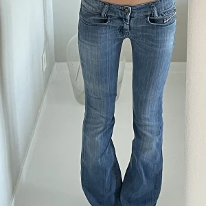Lågmidjade jeans - Världens snyggaste jeans från Diesel😍😭Midjemåttet är 74cm och innerbenslängden är 80cm💗