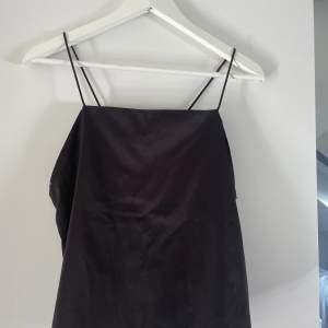 Ett svart satin linne från zara, sparsamt använt. Köpare står för frakt, kontakta mig för fler bilder 