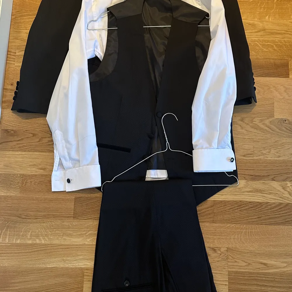 En komplett Tuxedo som är använd 1 gång och är kemtvättad i stl 48 herr Byxorna har blivit upplagda och benlängd är 65 cm Se sista bilden . Kostymer.