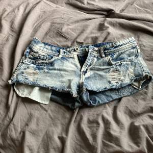 Ljusblå jeansshorts med slitningar, köpta på Lindex!🩵 