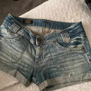 Lee shorts - Ett par fina lee shorts som jag säljer pga för stora och fel köp!