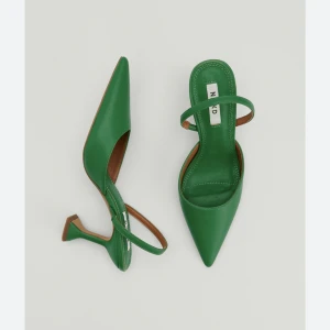 Pumps från nakd - Gröna jättesnygga pumps från na-kd i storlek 37. Endast använda i några timmar