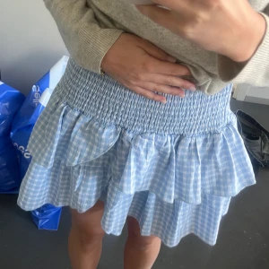 Super fin volang kjol från Neo noir😋 - Perfekt sommar kjol med volang från neo noir, typ oanvänd🤩