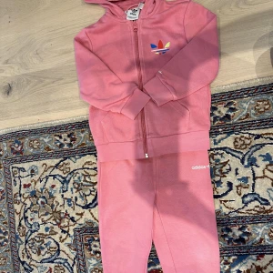 Adidas jacka och byxa  - Helt ny använd några få gånger. Bra skick. Bor i Helsingborg.