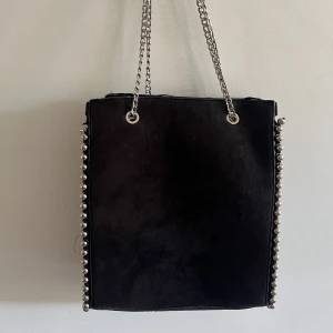 Väska  - Väska från Zara, fint skick. Knappt använd